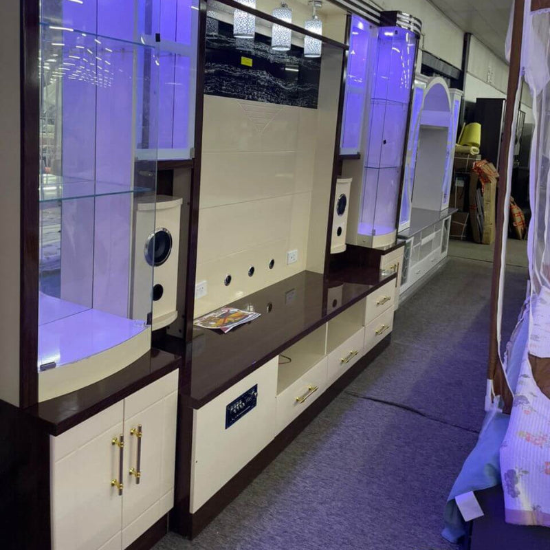 Display of electronic equipment in a showroom with purple lighting